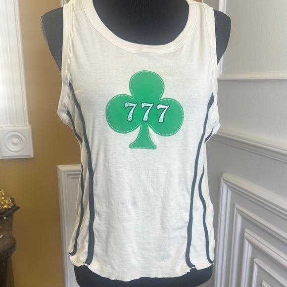 White Sleeveless Top with Green Clover Design - Picture 4 of 10